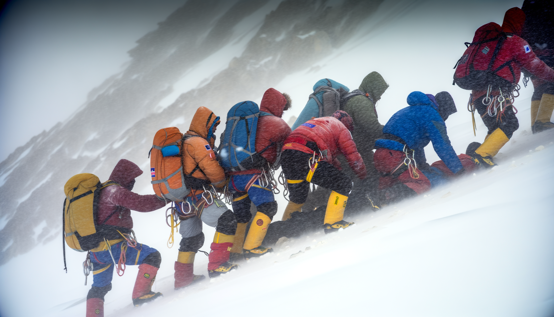 Over 350 bjergbestigere reddet fra Mount Everest efter snestorm