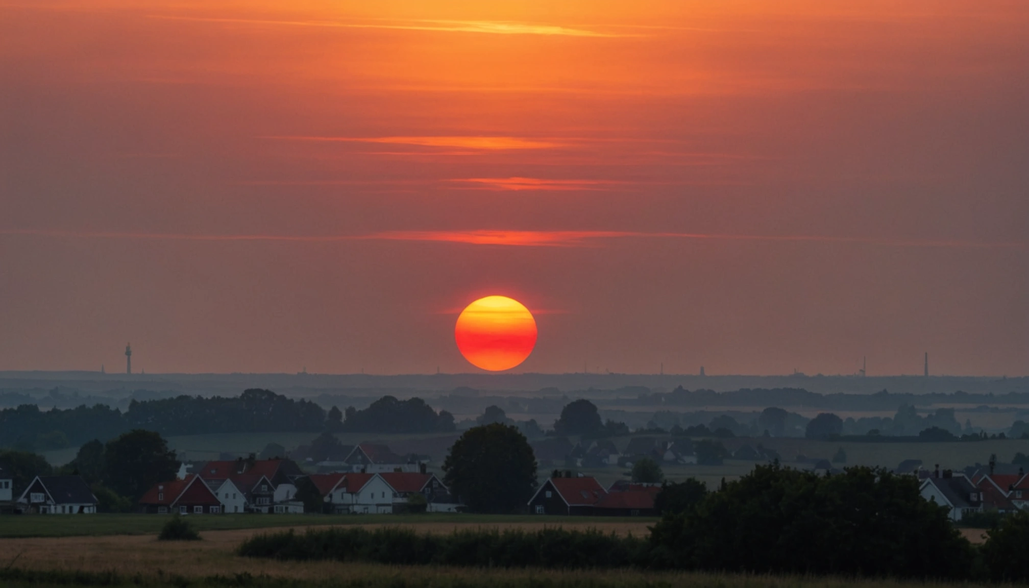 Rød sol over Danmark: Røg fra canadiske skovbrande forklares